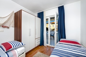 2 bedrooms, iron/ironing board, free cots/infant beds, free WiFi