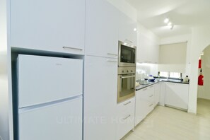 Fridge, microwave, oven, stovetop - 1 Bedroom Apartment with Swimming pool at São Rafael Beach - Albufeira (Albufeira)