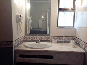 Shower, hair dryer, towels, shampoo