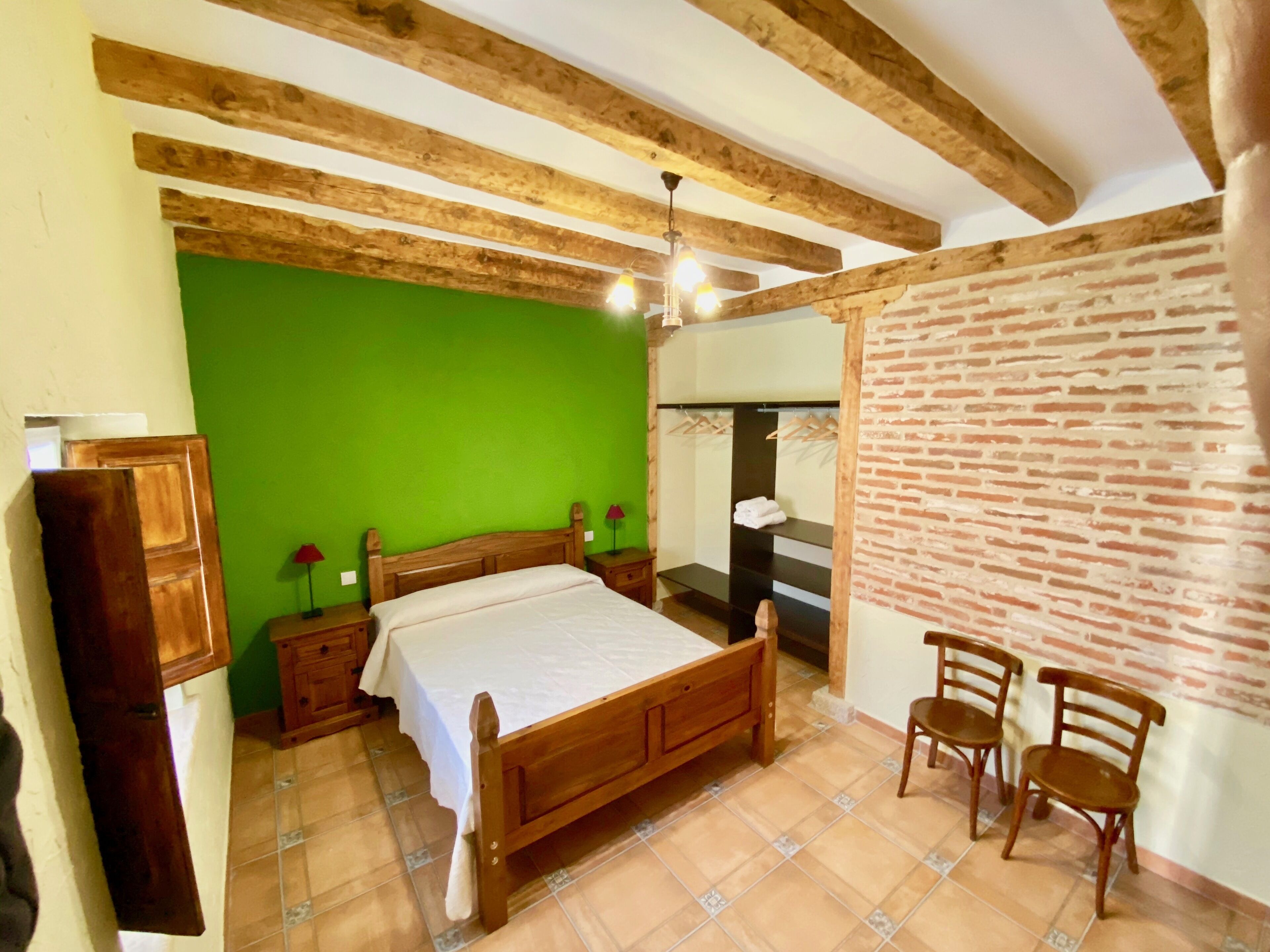 4 habitaciones, tabla de planchar con plancha, wifi y ropa de cama 