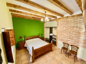 4 bedrooms, iron/ironing board, WiFi, bed sheets