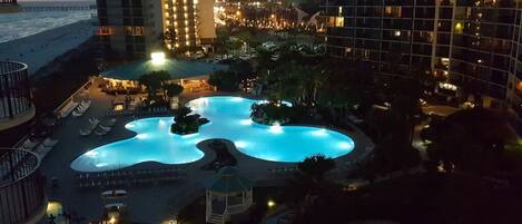 حمّام سباحة مُدفَّأ