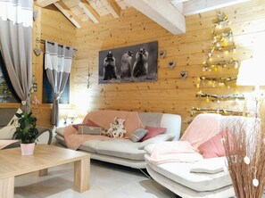 Televisión, chimenea, videojuegos, reproductor de DVD