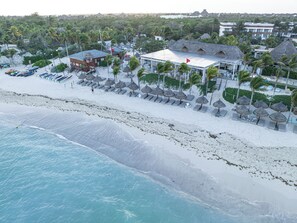Private beach nearby, white sand, free beach shuttle, sun loungers - Panther Bay Villa & Golf (Akumal)