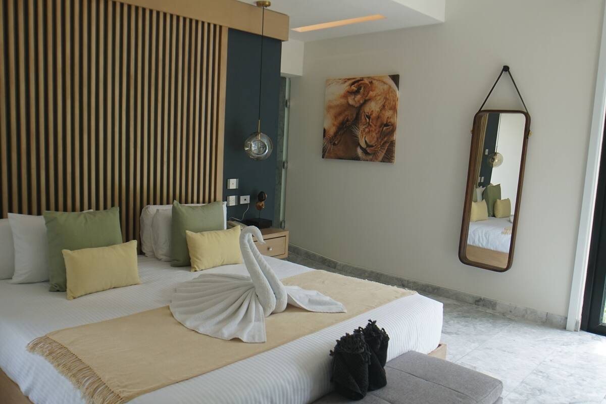 King Suite with Bathtub | 고급 침구, 오리/거위털 이불, 템퍼페딕 침대, 미니바