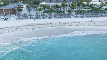 Playa privada en los alrededores y playa de arena blanca