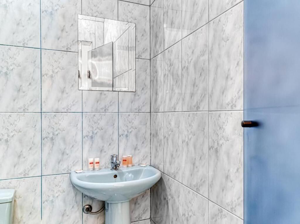 Een douche, handdoeken, toiletpapier
