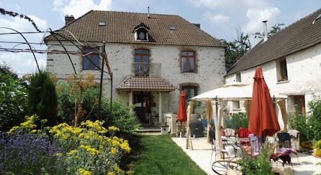 外観. A warm, 100% eco-responsible hotel to recharge your batteries