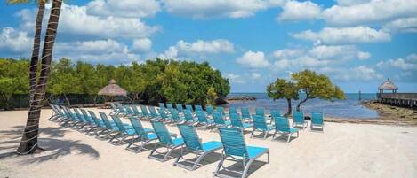 Playa en los alrededores y toallas de playa