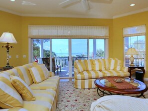 Smart-TV, peis og bøker