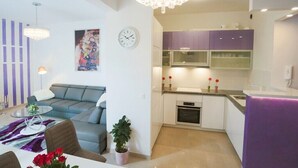 Un apartamento moderno con sala de estar, comedor y cocina.