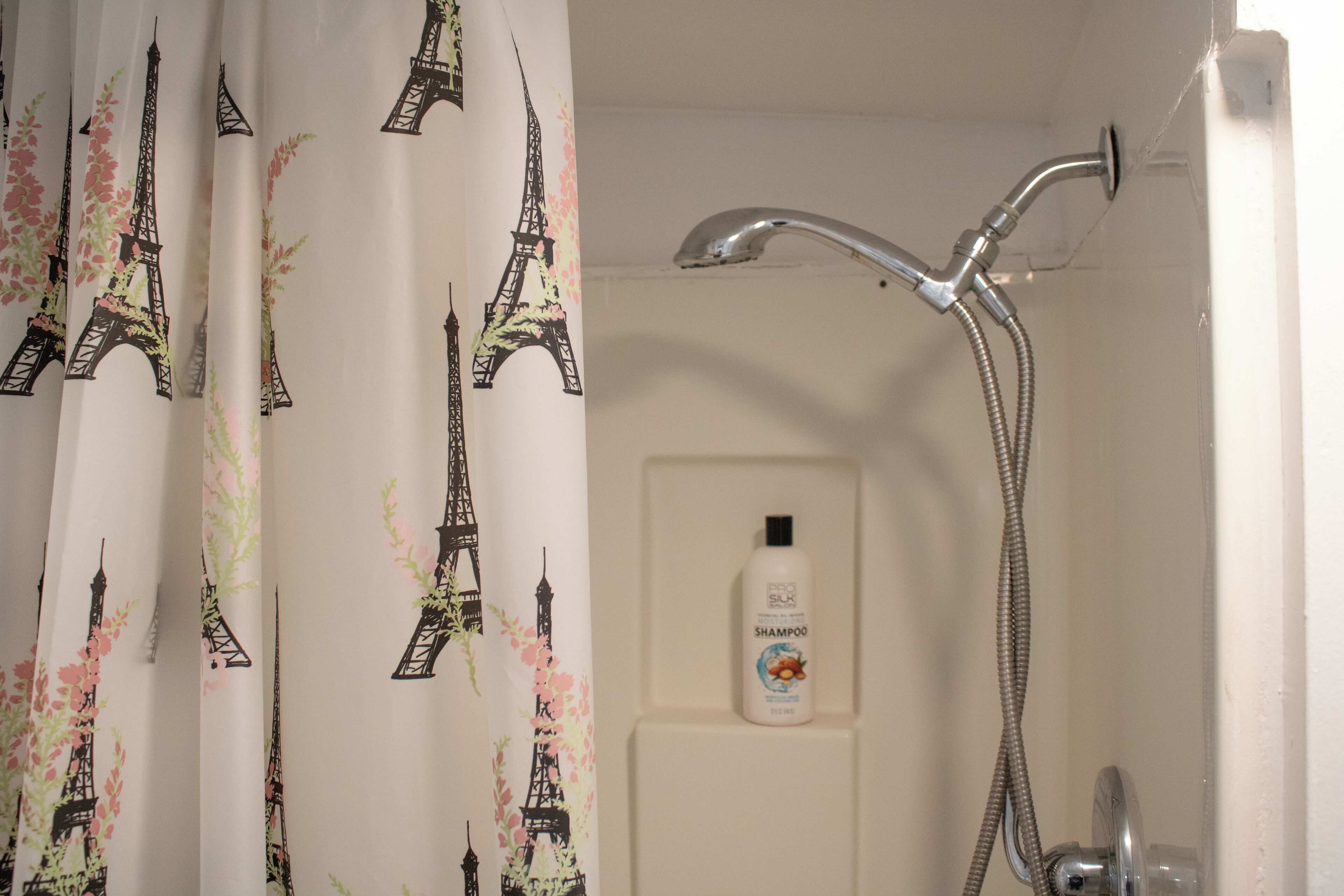 Chuveiro, secador de cabelo, toalhas de banho, sabonete