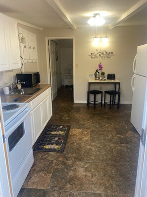 Réfrigérateur, four à micro-ondes, un four, surface de cuisson