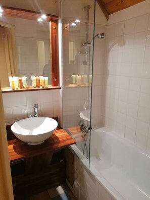 Ensemble douche/baignoire, savon, shampoing, papier toilette