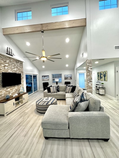 Breath taking canal, pool home with golf access. 15 minutes from beaches.