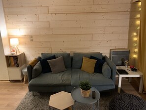 Fernseher, DVD-Player, Bücher