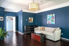 Smart TV, DVD player, books, stereo - Beautifully designed house with office, gym, nursery (Spring)