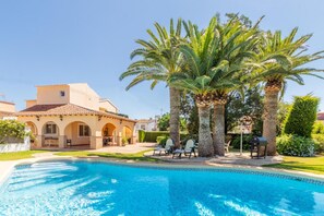 Outdoor pool - 5 minutes from the beach! Ideal house for families, with private pool. (La Xara)