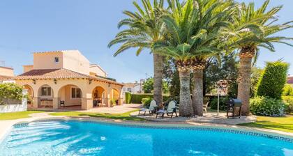 5 minutes from the beach! Ideal house for families, with private pool.