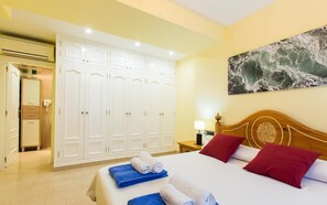 5 bedrooms, desk, iron/ironing board, free WiFi