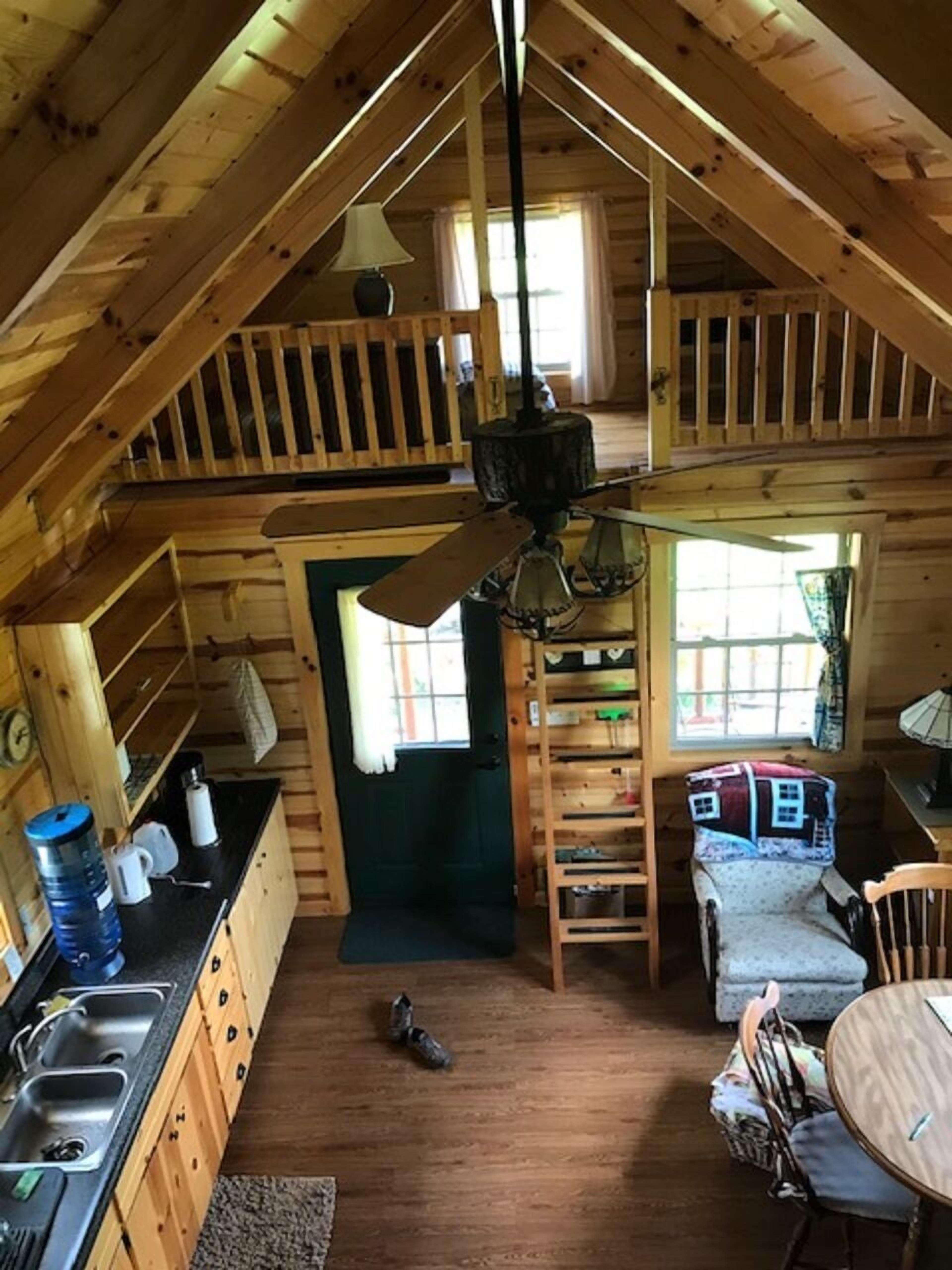 Réfrigérateur, micro-ondes, plaque de cuisson, cafetière/bouilloire