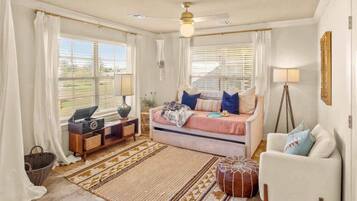 Televisión, chimenea y oficina