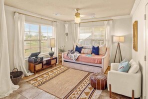 TV, fireplace, offices - Peaceful Fayetteville Retreat, 15 Min from U of A (Fayetteville)