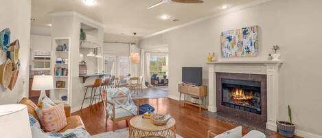 تلفزيون، مدفأة، مكتب