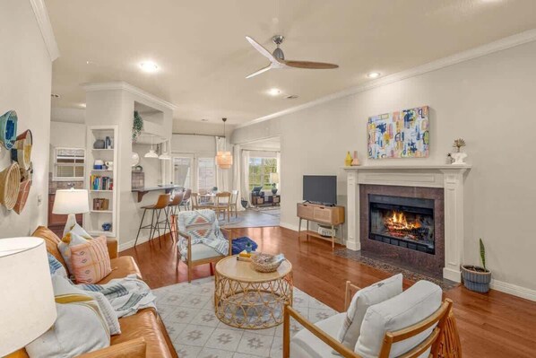 TV, caminetto, studio