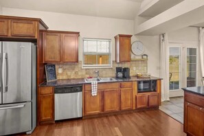 Fridge, microwave, oven, stovetop - Peaceful Fayetteville Retreat, 15 Min from U of A (Fayetteville)