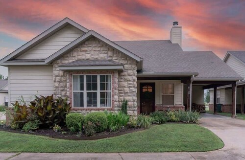 Peaceful Fayetteville Retreat, 15 Min from U of A