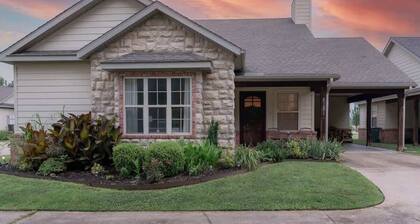 Peaceful Fayetteville Retreat, 15 Min from U of A