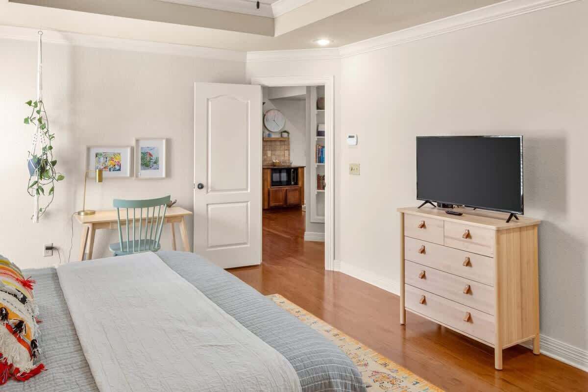 2 habitaciones, escritorio y tabla de planchar con plancha 