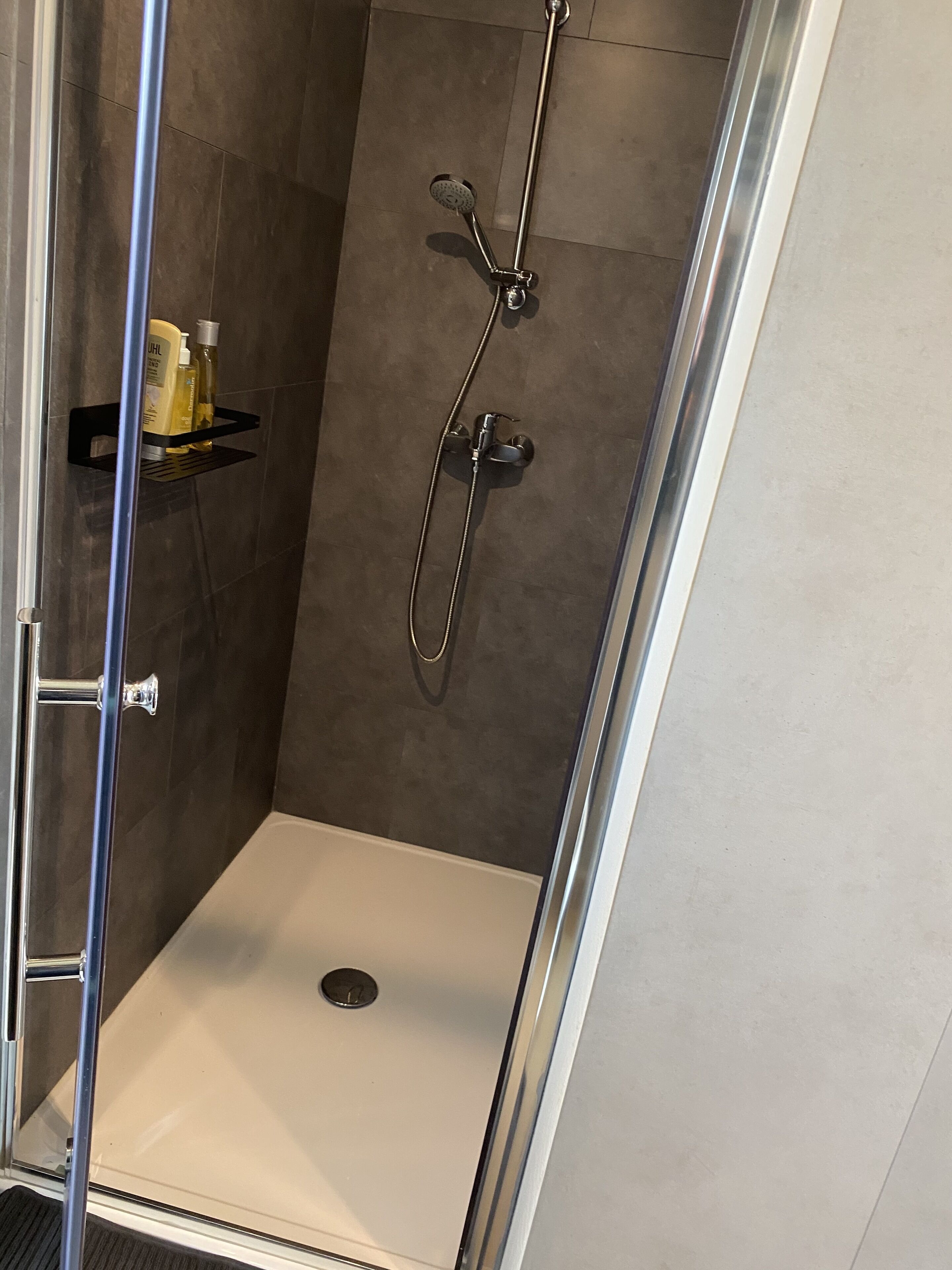 Douche, séchoir à cheveux, serviettes fournies, savon