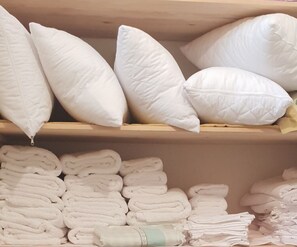 Secador de pelo, toallas, jabón y papel higiénico