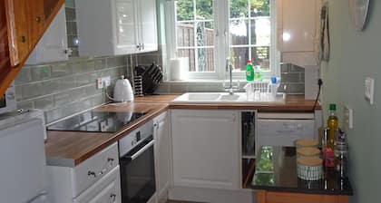 ***COSY COTTAGE, with shared, seasonal pool, 4 mile walk along the river to York