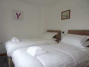 2 bedrooms, travel crib, free WiFi, bed sheets - ***COSY COTTAGE, with shared, seasonal pool, 4 mile walk along the river to York (Moor Monkton)