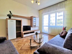 TV - Holiday flat with panoramic view and barbecue facilities (Šilo)