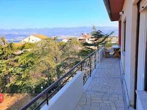 Property grounds - Holiday flat with panoramic view and barbecue facilities (Šilo)