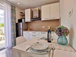 Fridge, microwave, stovetop, dishwasher