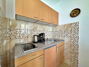 Køleskab, ovn, kogeplade, kaffe-/temaskine