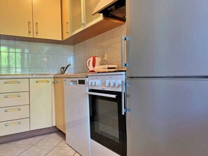 Kühlschrank, Ofen, Herdplatte, Wasserkocher mit Kaffee-/Teezubehör