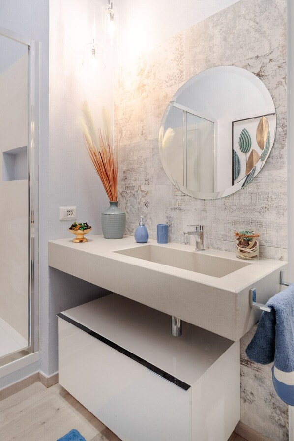 Dusche, Haartrockner, Bidet, Handtücher
