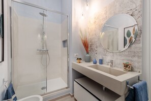 Dusche, Haartrockner, Bidet, Handtücher