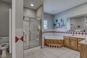 Combined shower/tub, hair dryer, towels - Fun Daze- Private Pool! XL Home, Near OWA, Sports Fields, Fun, Beach! (Foley)