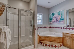 Bañera con ducha, secador de pelo, toallas