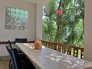 Outdoor dining - Holiday apartment with terrace (Šilo)