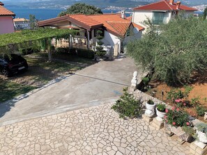 Property grounds - Holiday apartment with terrace (Šilo)