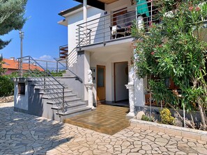 Exterior detail - Holiday apartment with terrace (Šilo)