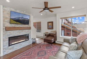 Smart-tv, eldstad och böcker